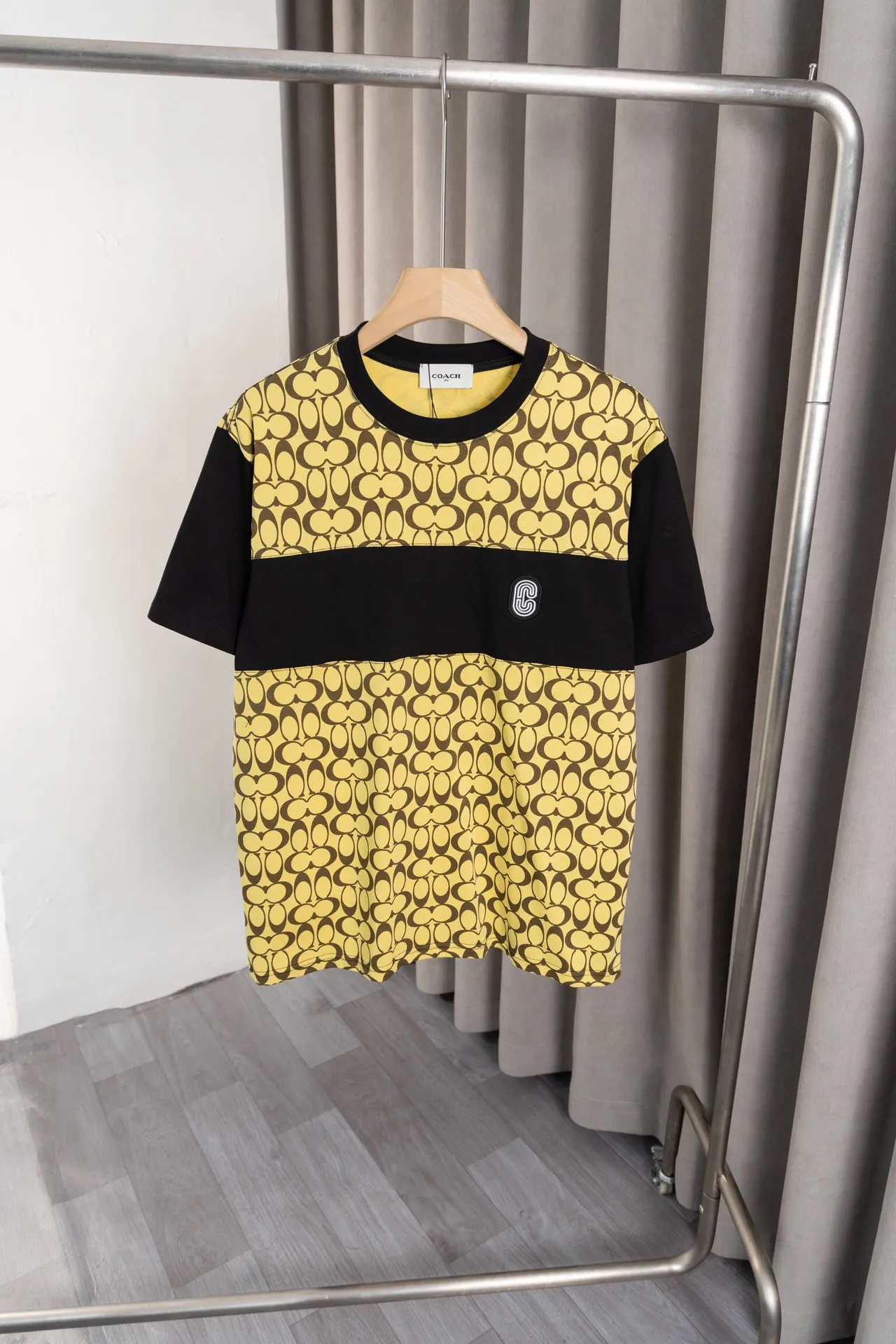 X 024 COACH𦸅Chi 25ss New Arrival T-shirt, Classic Presbyopia Series splicing style + brand logo embroidery technology, highly customized. Double gauze pure cotton fabric, soft fabric, fashionable Versatile, Same Style for men and women. Color: Yellow, Black, Size: S～XXL.